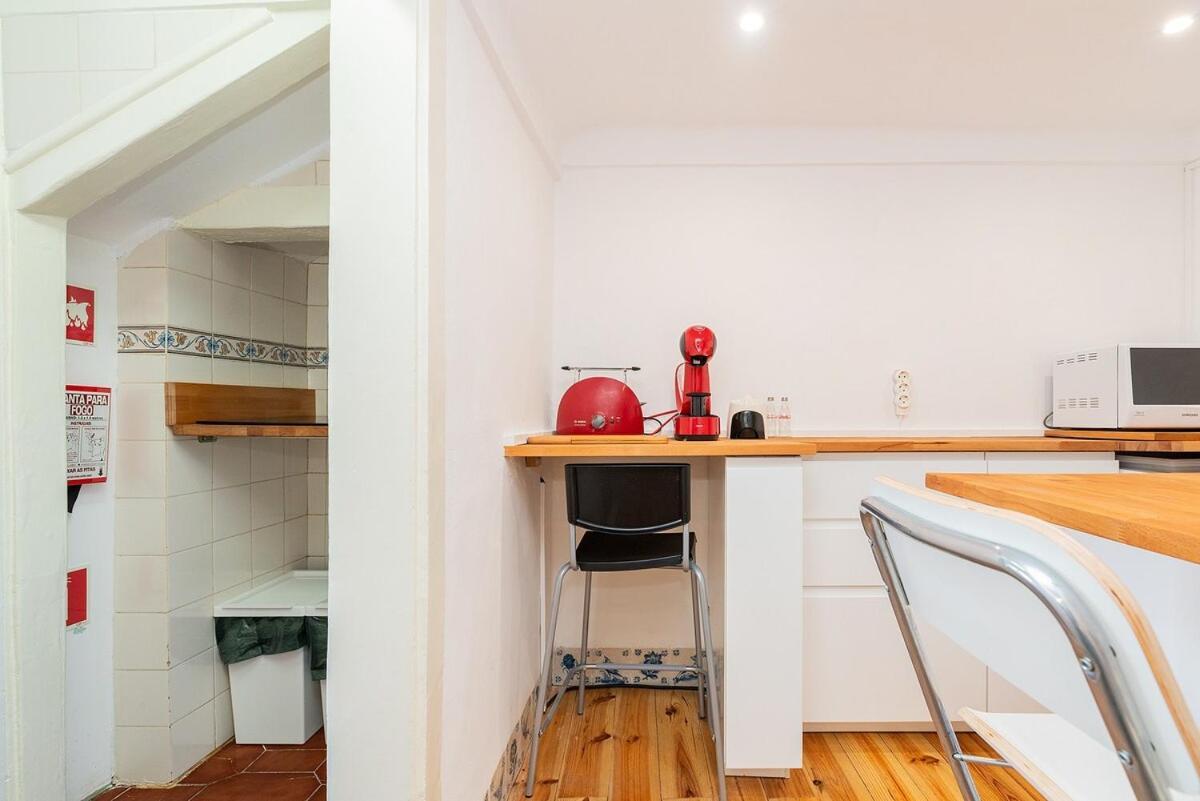 Attic Apartment With Balcony In Bairro Alto Lisboa Dış mekan fotoğraf