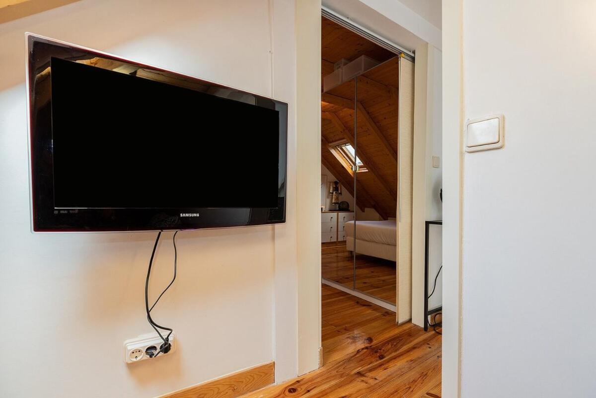 Attic Apartment With Balcony In Bairro Alto Lisboa Dış mekan fotoğraf