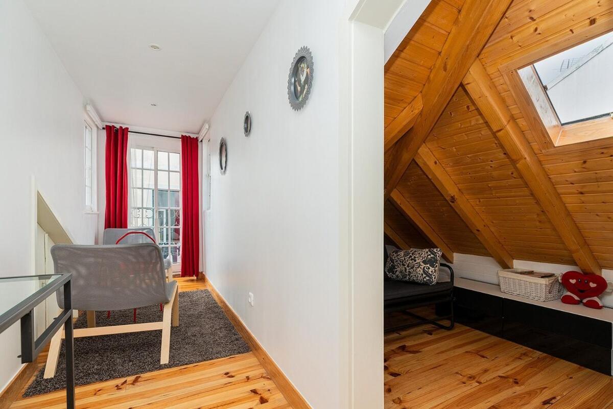 Attic Apartment With Balcony In Bairro Alto Lisboa Dış mekan fotoğraf