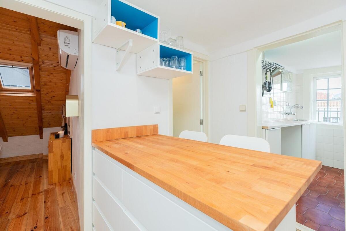 Attic Apartment With Balcony In Bairro Alto Lisboa Dış mekan fotoğraf