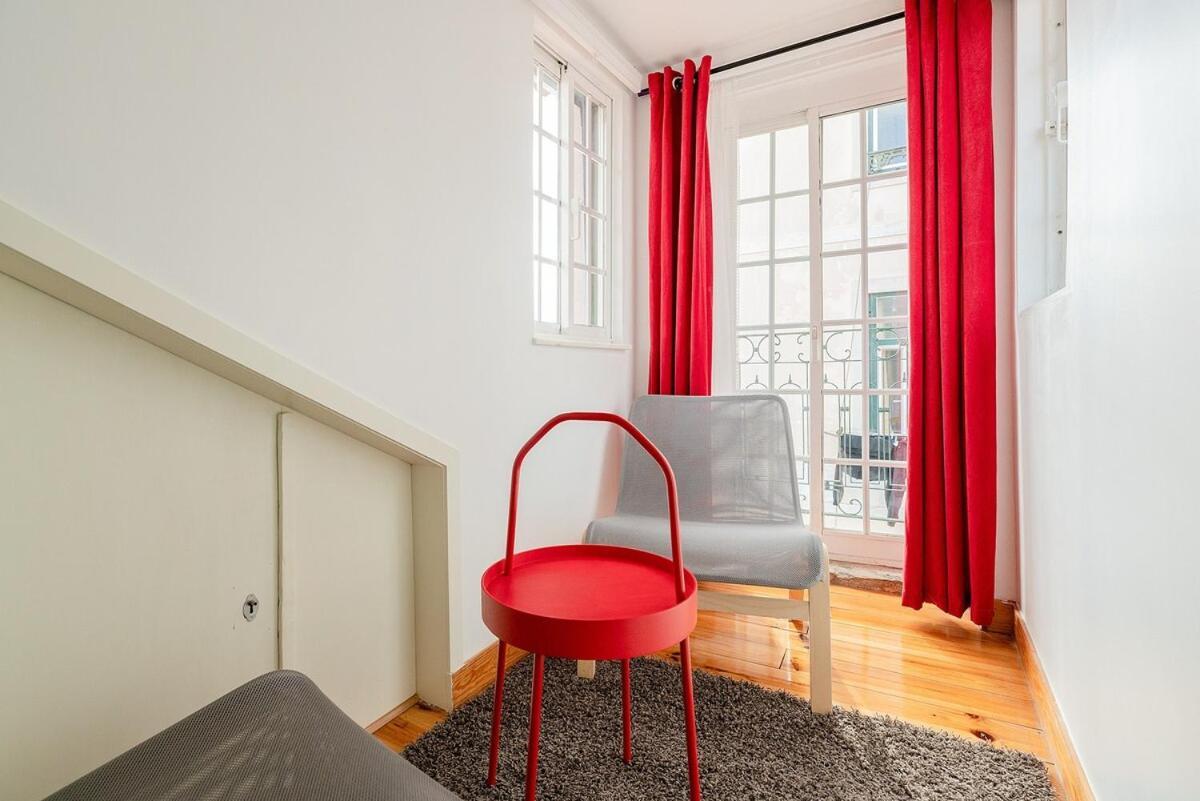 Attic Apartment With Balcony In Bairro Alto Lisboa Dış mekan fotoğraf